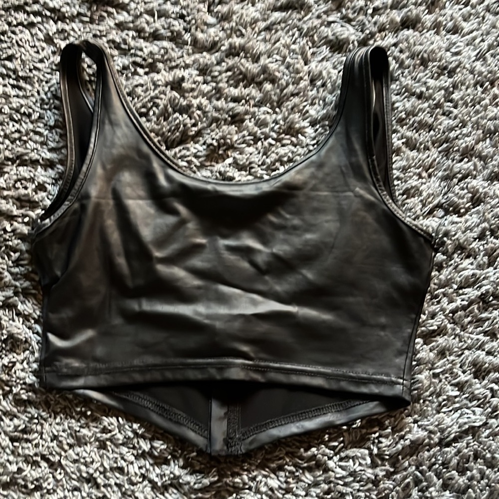 woman’s top - Picture 3 of 3